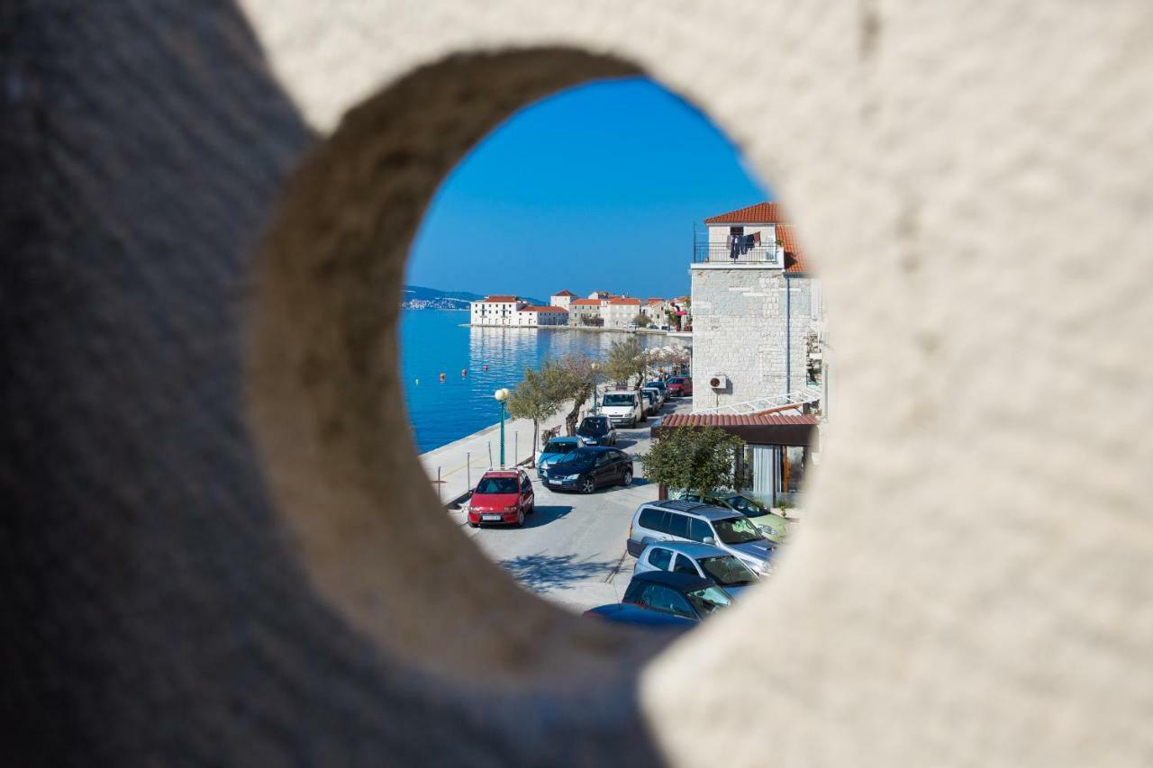 Seafront Apartment In Historical Cippico Castle Kastela Exterior photo